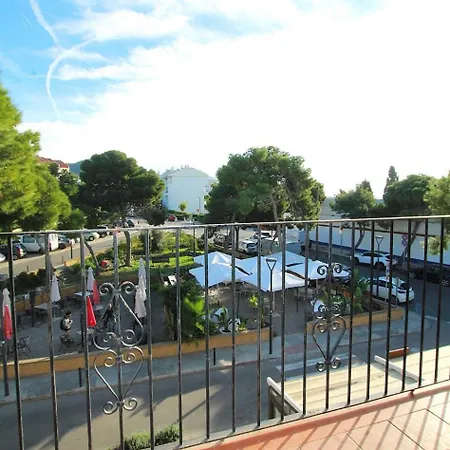 Appartement Quiet In Center Steps From