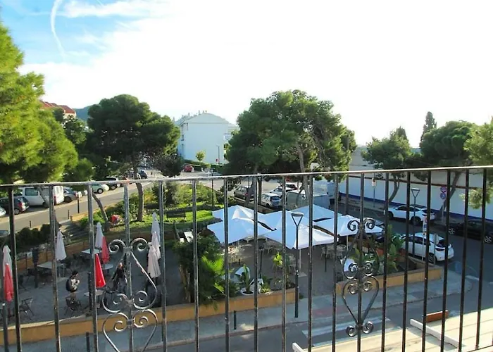 Appartement Quiet In Center Steps From